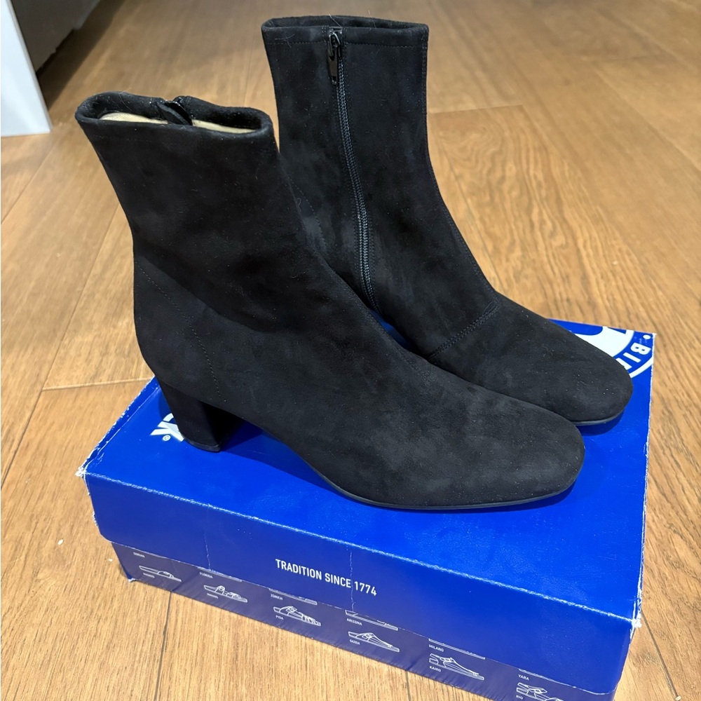 Medium height Black lamb suede Ankle Boots